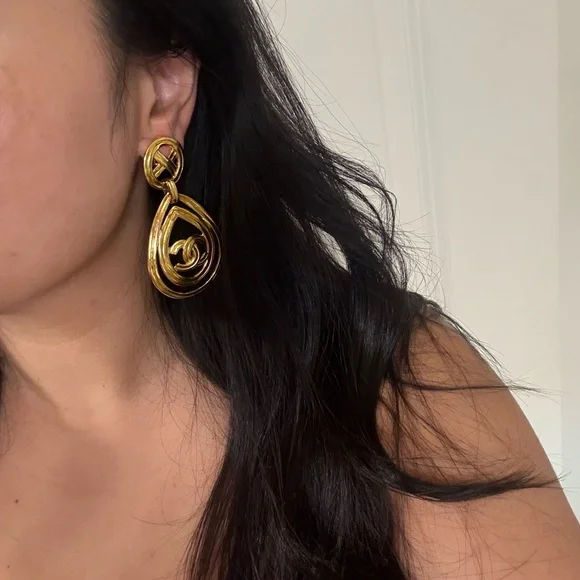 Beautiful CHANEL Vintage Elegant Gold CCStatement Drop Clip On Earrings